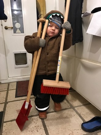 Ada med lidt for mange haveredskaber i hænderne